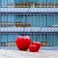 德國BULL&STEIN 鮮紅色陶瓷釉光櫻桃雕塑 (室內、直徑50公分)