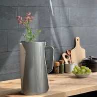 日本 八幡化成 鄉村澆水壺紙巾架 (泥灰、長 20.8 公分)