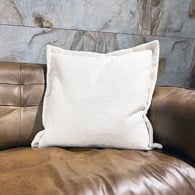 英國 Alexander&James 天鵝絨手工方形靠枕 (泰迪米、69公分)