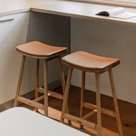 丹麥Tolv Odd 微波浪皮革吧台椅 (橡木/焦糖皮、高66.5公分)
