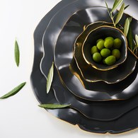 美國NimaOberoi 舞動皺褶餐盤 (黑灰、直徑35.5公分)