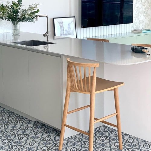 丹麥Tolv Requin 鏤空椅背吧台椅 (橡木)