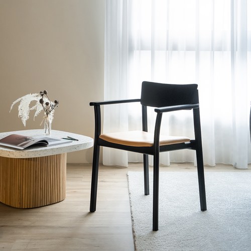 丹麥Tolv Poise典藏實木扶手椅(墨黑/淺焦糖皮)