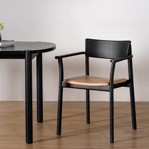 丹麥Tolv Poise典藏實木扶手椅(墨黑/淺焦糖皮)