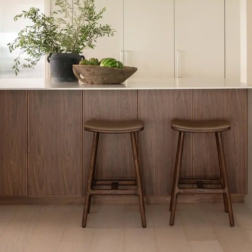 丹麥Tolv Odd 微波浪皮革吧台椅 (胡桃木/深褐皮、高66.5公分)