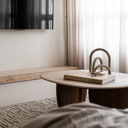 丹麥Tolv 三角摩登洞石茶几 (胡桃木、90公分)