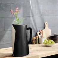 日本 八幡化成 鄉村澆水壺紙巾架 (炭黑、長 20.8 公分)