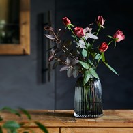 英國 LSA 小皺褶窄口花器(沉穩灰、高20公分)