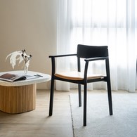 丹麥Tolv Poise典藏實木扶手椅(墨黑/淺焦糖皮)