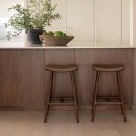 丹麥Tolv Odd 微波浪皮革吧台椅 (胡桃木/深褐皮、高66.5公分)