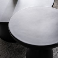 丹麥Tolv Fasika 混凝土圓形邊桌(黑)