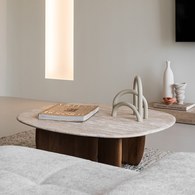 丹麥Tolv 三角摩登洞石茶几 (胡桃木、90公分)